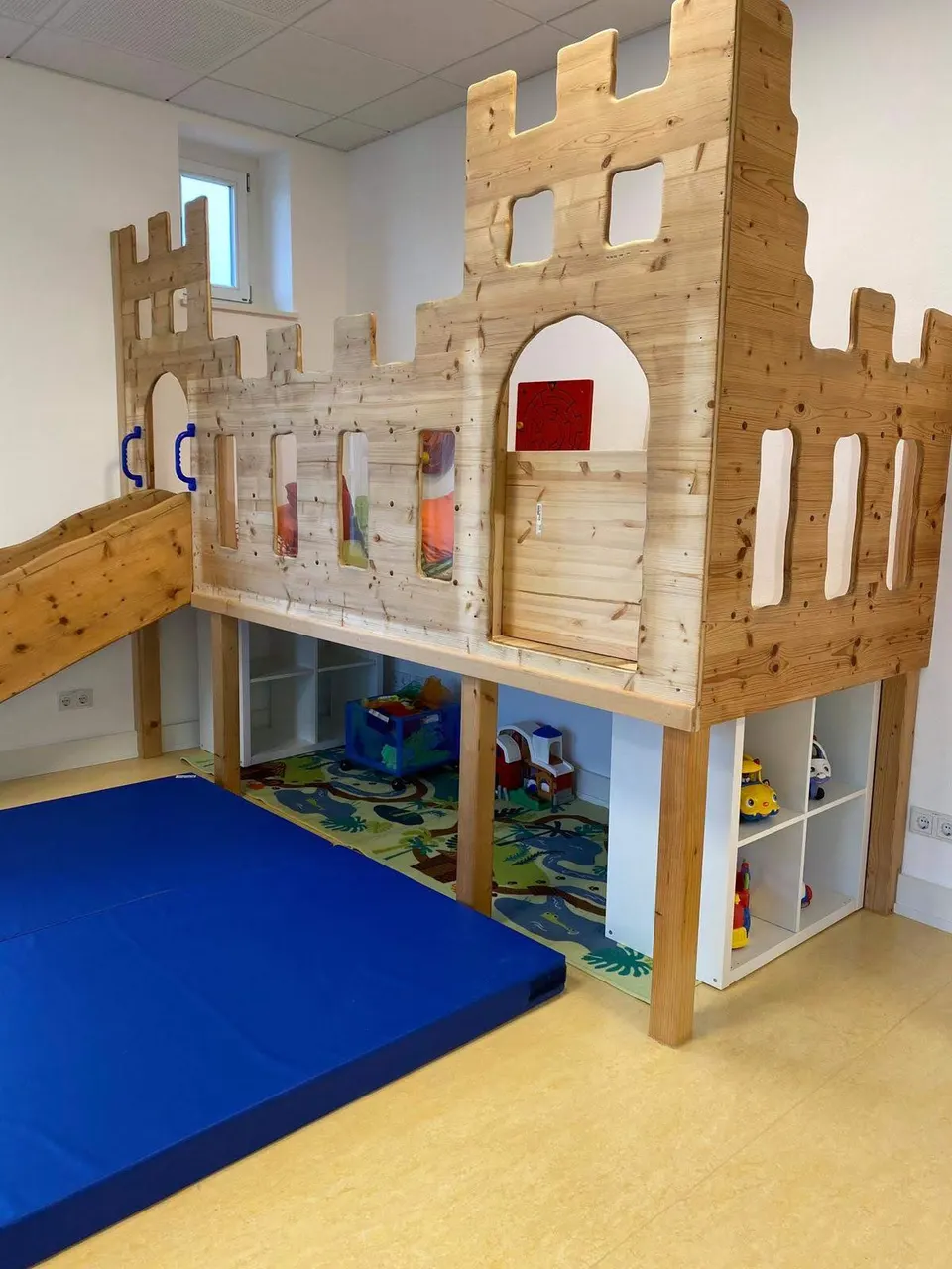 Holz-Spielburg im Maxis-Gruppenraum